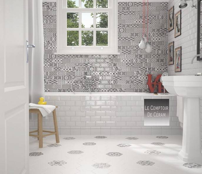 carrelage tomette  salle de bains retro à motifs gris blanc paris 75